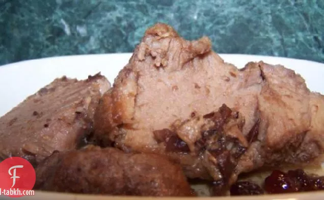 التوت البري لحم الخنزير وعاء من الفخار