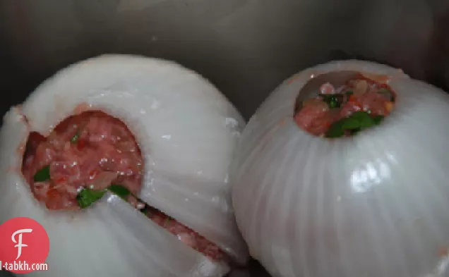 البصل مطهو ببطء مع حشو الأرز الحلو