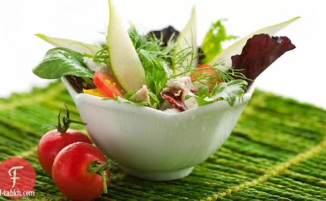 سلطة عشاء ذواقة مع دجاج مشوي أو سلمون مدخن