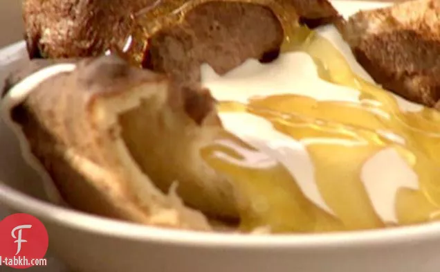 لحم بقري مشوي مع بودنغ يوركشاير, الباذنجان المشوي والبازلاء, نعناع, وسلطة الأفوكادو