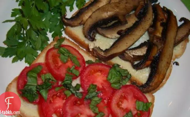 بورتابيلا الفطر والطماطم ساندويتش