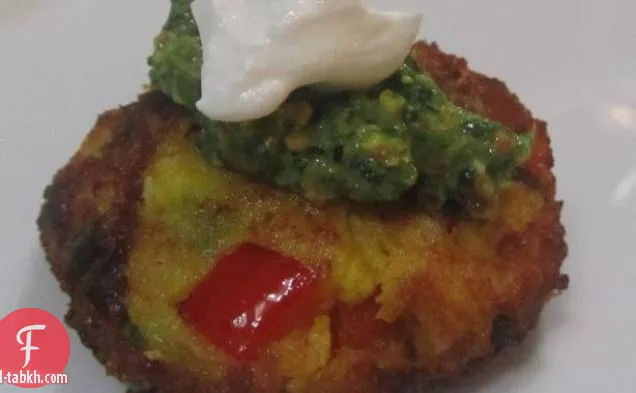 كعك السلطعون في ورق الأرز مع صلصة الزنجبيل والليمون