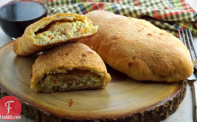 كالزونيس مع صلصة المعكرونة