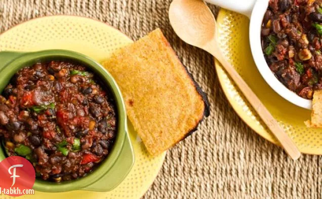 السنة الجديدة سموكي باربكيو تشيلي مع خبز الذرة المسطح والمقرمش