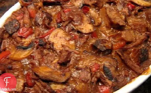 طبق واحد لحم البقر والفطر وعاء فطيرة