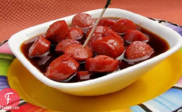 شواء الكلاب الساخنة في وعاء من الفخار