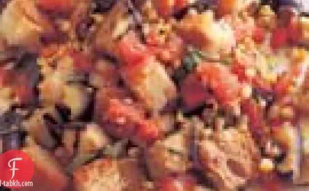 سلطة الباذنجان المشوي والذرة والخبز مع صلصة الطماطم والريحان
