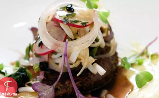 خدود لحم البقر والأعشاب البحرية والمحار والبراعم والفجل