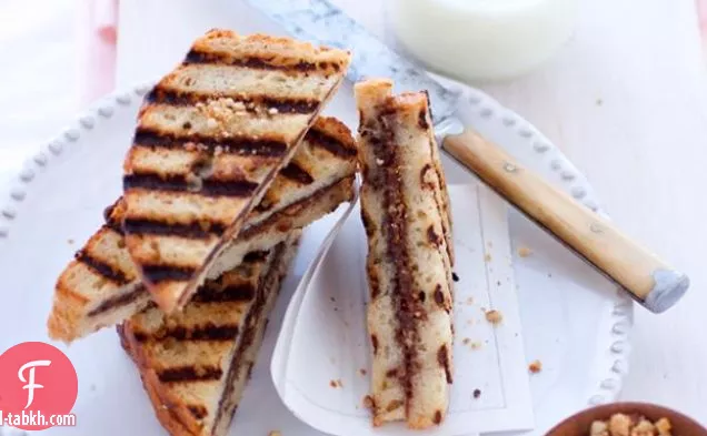 بريوش محمص ، بيض مسلوق ، جرجير وسلطة تفاح
