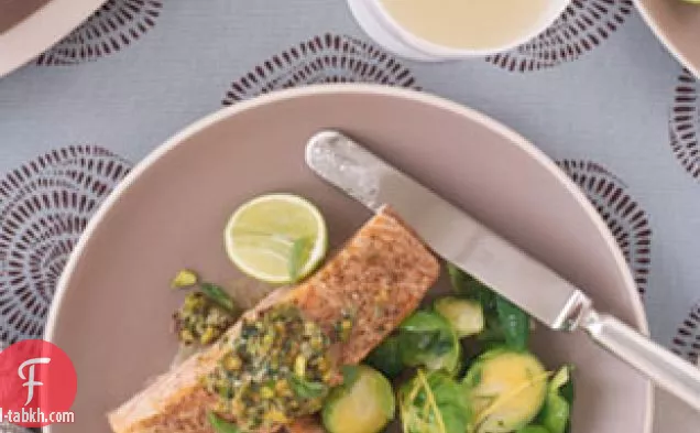 سمك السلمون مع زبدة الفستق والريحان