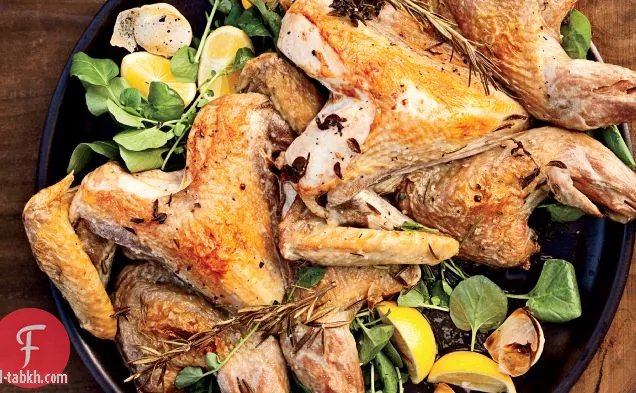 دجاج غينيا المحمص مع الخضار مطهو ببطء