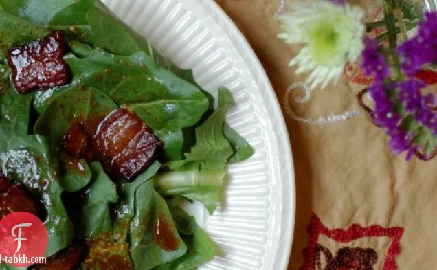 سلطة الهندباء مع لحم الخنزير المقدد