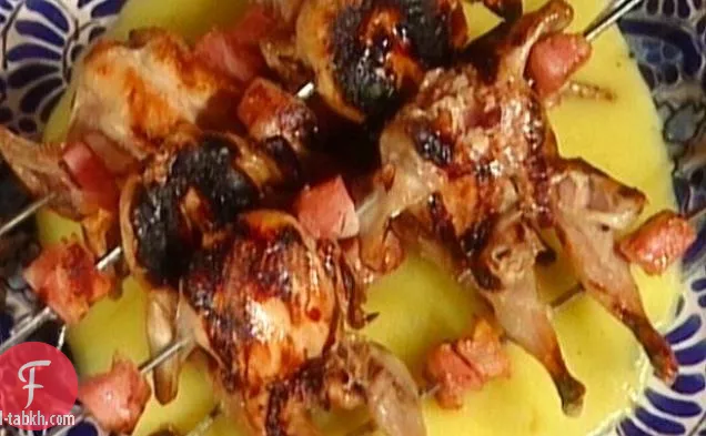 أسياخ السمان مع عصيدة من دقيق الذرة المريمية وأسياجو: سبيديني دي كواجلي يخدع عصيدة من دقيق الذرة وأسياجو