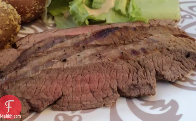 لحم الخاصرة التايلاندي المشوي مع صلصة الليمون المنعشة