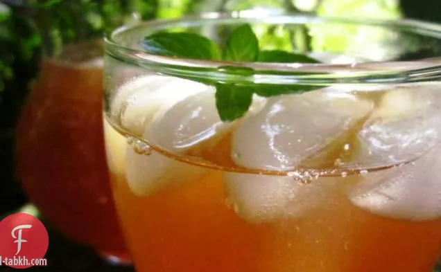 سلطة خضراء برية مع صلصة الرمان