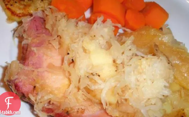 قطع لحم الخنزير المدخن مع مخلل الملفوف والبطاطس وعصير التفاح
