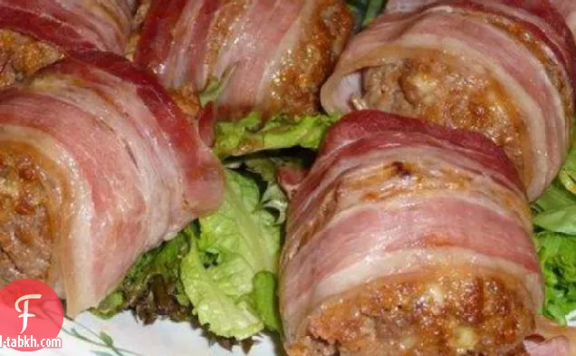 أرغفة لحم صغيرة ملفوفة في لحم الخنزير المقدد