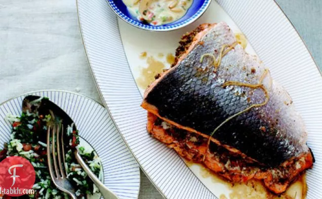 سمك السلمون المحشو بالجوز والأعشاب مع صلصة الطحينة الحارة