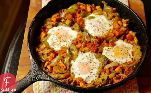 من السهل البطاطا الحلوة والفلفل التجزئة مع البيض