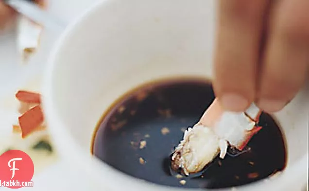 سلطعون أزرق مطهو على البخار مع صلصة غمس الزنجبيل الأسود