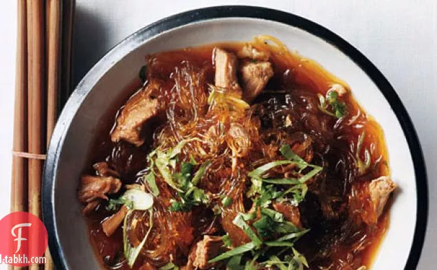 حساء المعكرونة لحم الخنزير مع القرفة واليانسون