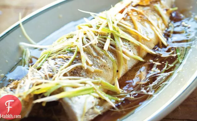 سمك كامل مطهو على البخار مع الزنجبيل والبصل الأخضر وفول الصويا