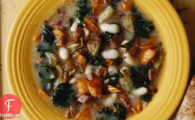 حساء الفاصوليا البيضاء مكتنزة مع سلامي مقلي