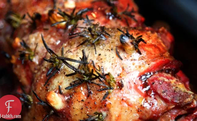 لحم خروف مشوي بسيط بالثوم وإكليل الجبل