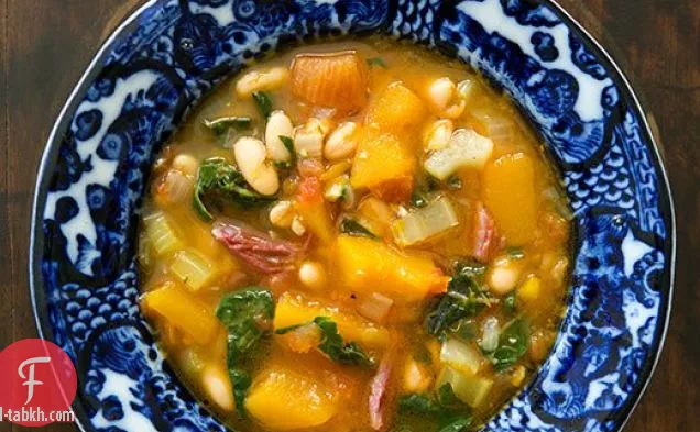 شوربة الفاصوليا البيضاء مع لحم الخنزير واليقطين والسلق