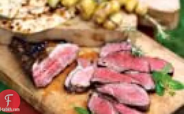 لحم الضأن المشوي مع أسياخ البطاطس روزماري