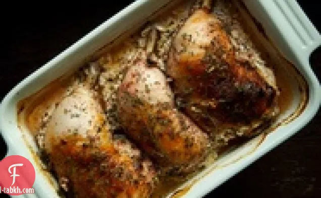 فخذ من لحم الضأن مع صلصة النعناع والبطاطا المحمصة والبصل