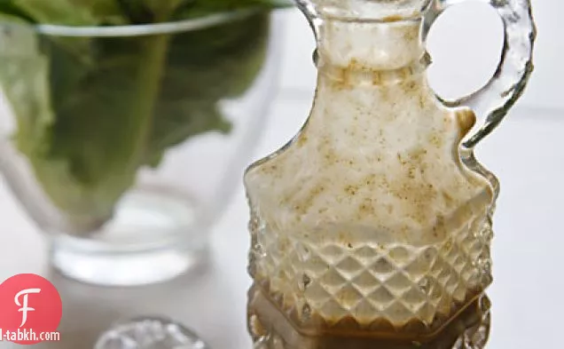 سلطة التفاح والجوز الحارة مع صلصة البلسميك والزبيب الخالية من الدهون