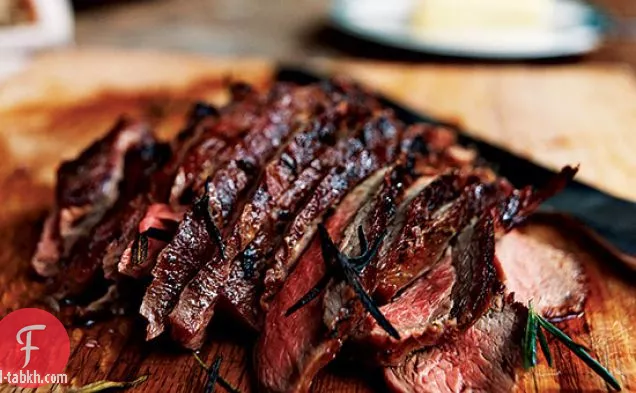 فخذ لحم الضأن المشوي مع الثوم وإكليل الجبل