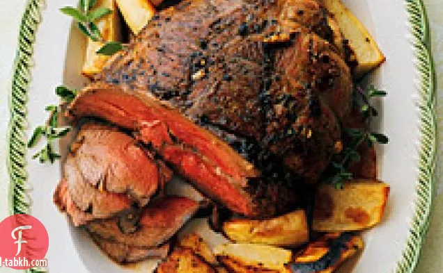 مشوي الساق العظم من لحم الضأن مع البطاطا والليمون والمردقوش