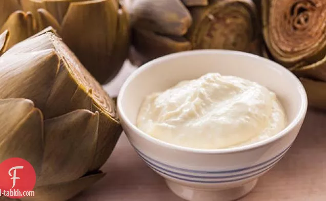 الخرشوف على البخار مع أيولي الثوم الأخضر