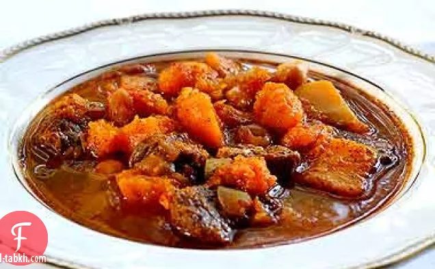 يخنة لحم الضأن الحارة مع قرع الجوز