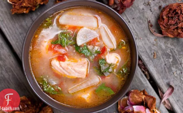 سلمون-ميسو سينيغانغ (شوربة حامضة فلبينية)