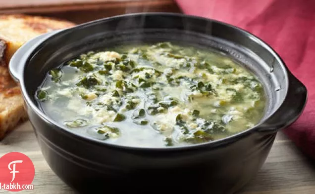 شوربة كالي وبارميزان بالبيض (ستراكياتيلا)