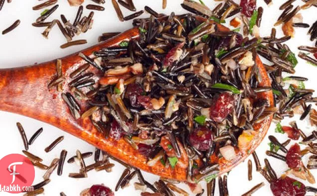 سلطة الأرز البري ، البقان ، والتوت البري
