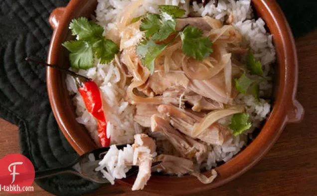 الدجاج والزنجبيل وعاء الطين