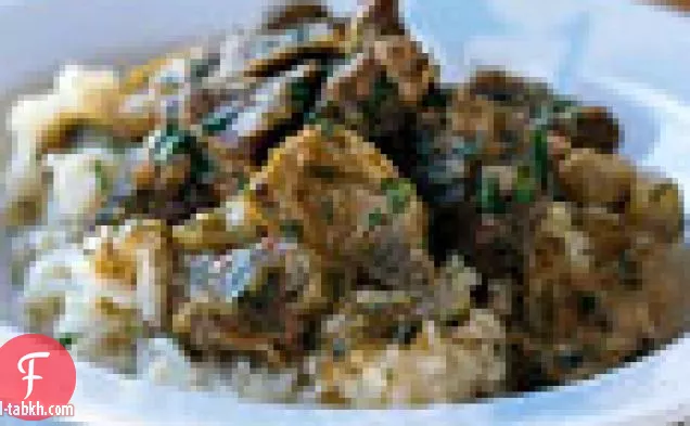 يخنة لحم الضأن مع الكراث والخرشوف الصغير
