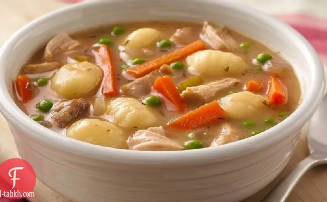 شوربة دجاج وجنوكتشي بطيئة الطهي