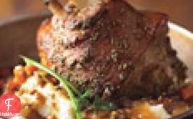 ساق لحم الخنزير مطهو ببطء وتفحم مع بروسسيوتو والفطر بورسيني