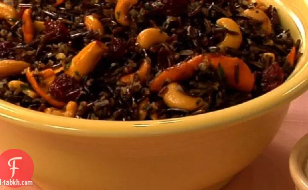 سلطة الأرز البري الخالية من الغلوتين مع شانتيريل والكرز الحامض وكريمة الكاجو الحامضة