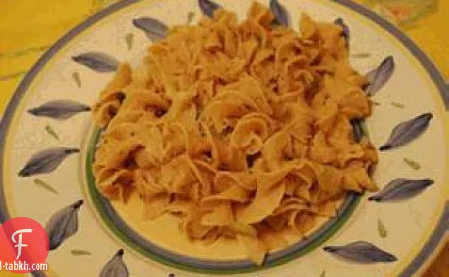 تونة كريمية مع الطرخون ونودلز البيض