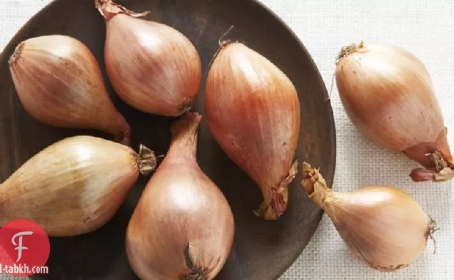 ساق من لحم الضأن مع الزيتون الأخضر والخوخ والكراث المحمص