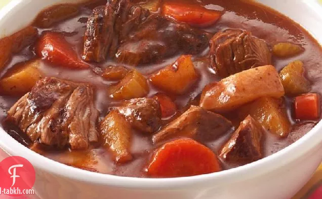 يخنة لحم بقري قديمة الطراز بطيئة الطهي