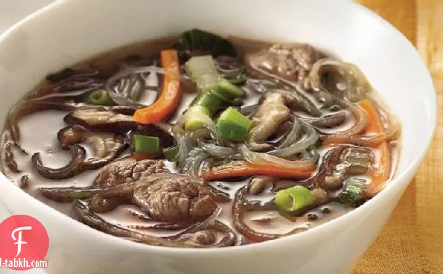 شوربة اللحم البقري والمعكرونة الآسيوية