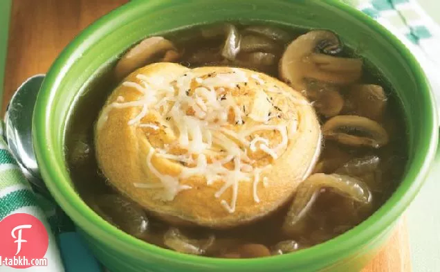 شوربة الفطر والبصل بالجبن