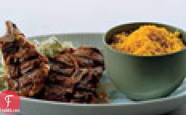 شرائح لحم الضأن المشوية مع الكسكس بالكاري والكوسا ريتا